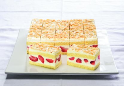 Bild von *1 ST. ERDBEER-JOGHURT-SAHNESCHNITTE (UK = 3 ST.)